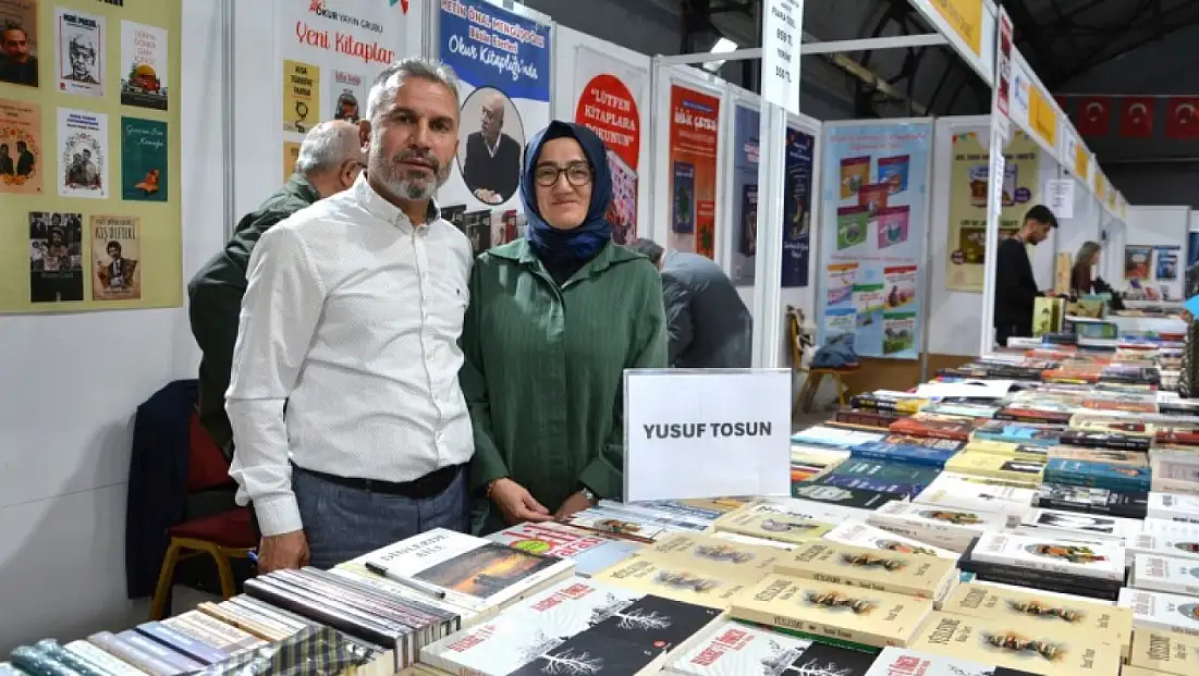 Adıyamanlı Yazar Yusuf Tosun Kitaplarını İmzalayıp Kitapseverlerle Söyleşti