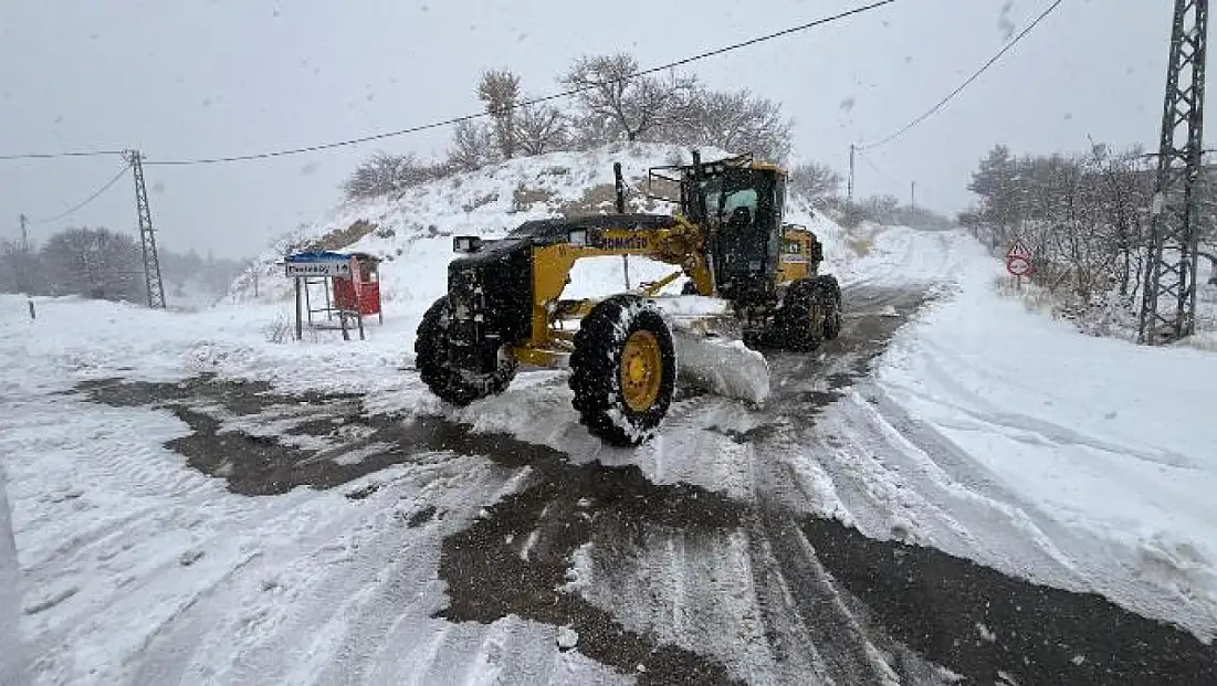 Büyükşehir Belediyesi Kar’dan Kapanan Yolları Açmaya Devam Ediyor