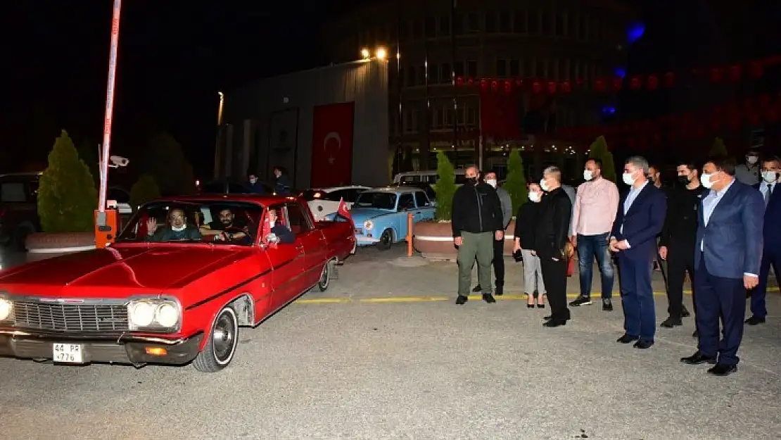 23 Nisan Malatya'da Konvoyla ve Havai Fişek Gösterisiyle Kutlandı