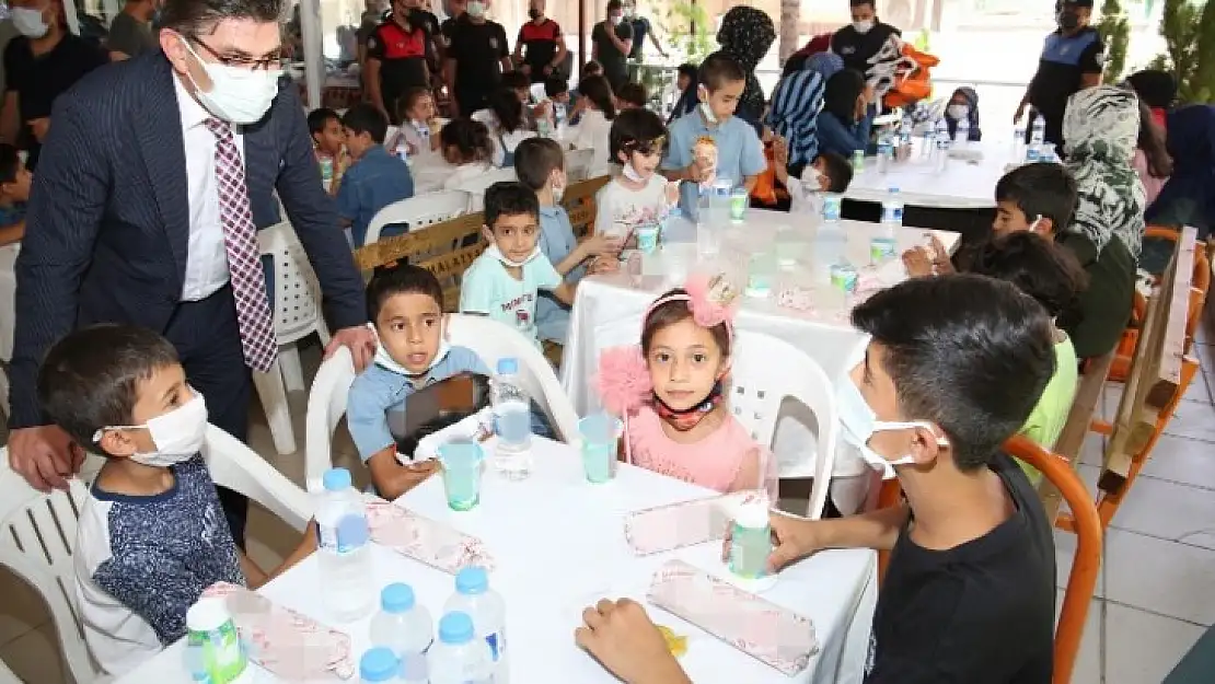 52 Çocuğa Polisten Program