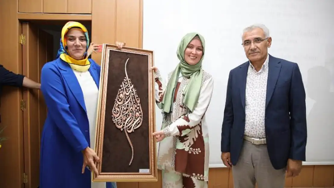 'Aile Akademisi'nin İlk Konuğu Yazar Hatice Kübra Tongar Oldu