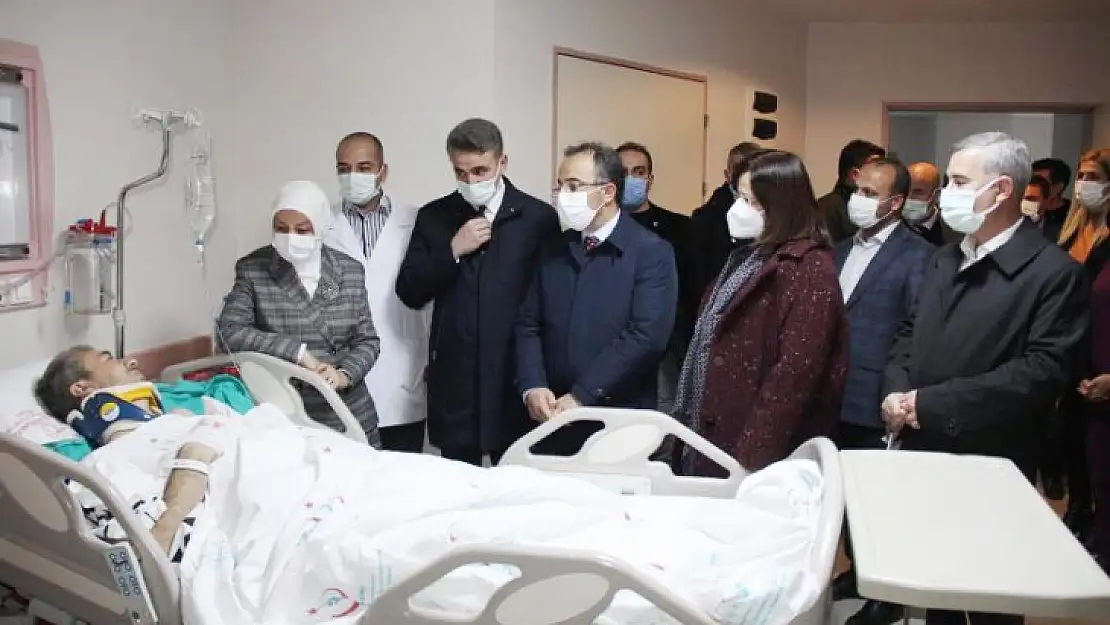 AK Partili Çalık'tan Çöken Binadan Çıkarılan Yaralılara Ziyaret