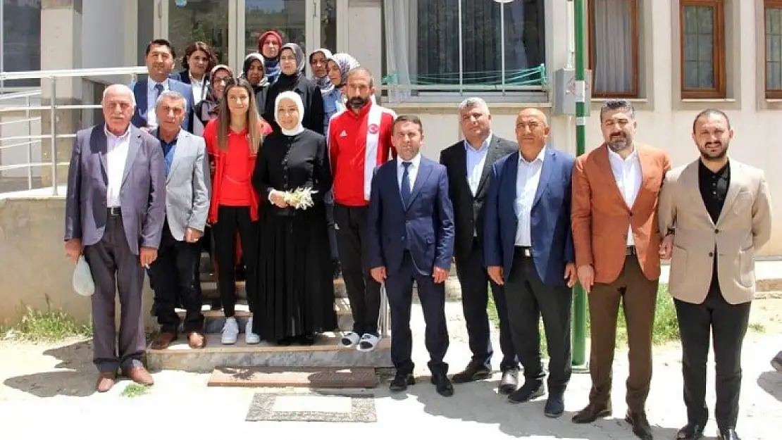 AK Partili Çalık'tan Dünya Şampiyonuna Ziyaret