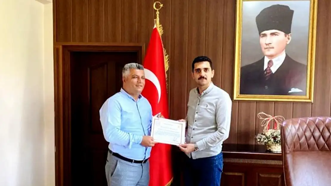 Akçadağ Esnaf ve San. Odası Bşk. Fatih Şahin'e Kaymakamdan Teşekkür Belgesi