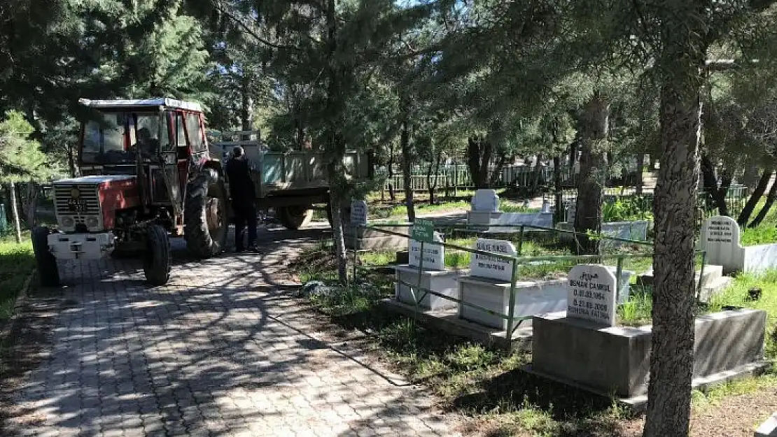 Arapgir'de Mezarlıklarda ve Caddelerde Bayram Öncesi Bakım Çalışmaları