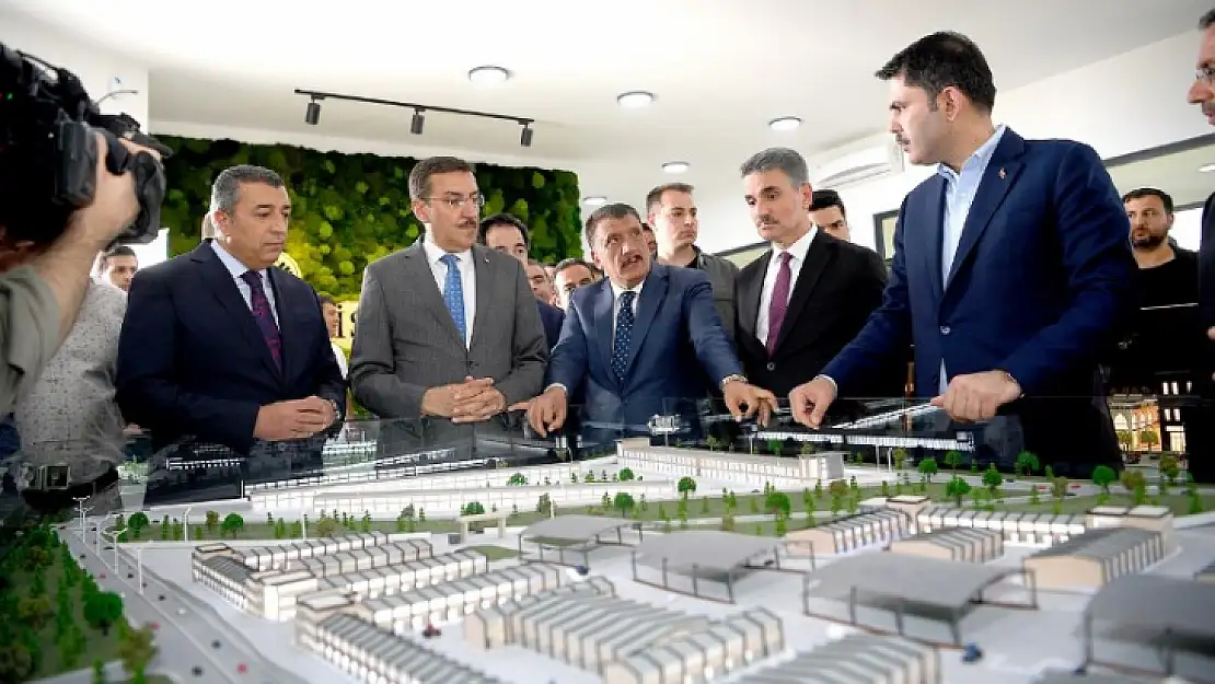 Bakan Kurum, Dünya Kayısı Ticaret Merkezinde İncelemelerde Bulundu