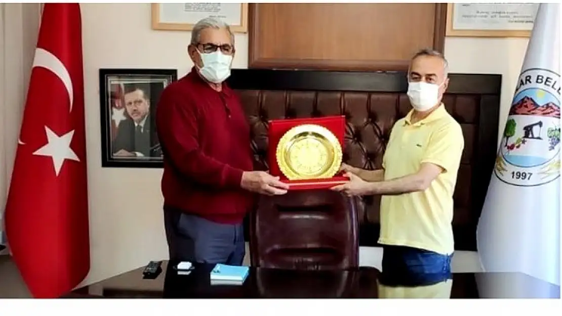 Başkan Çetinkaya'dan E. Tabip Albay Prof. Dr. Abdurrahman Bakır'a Plaket