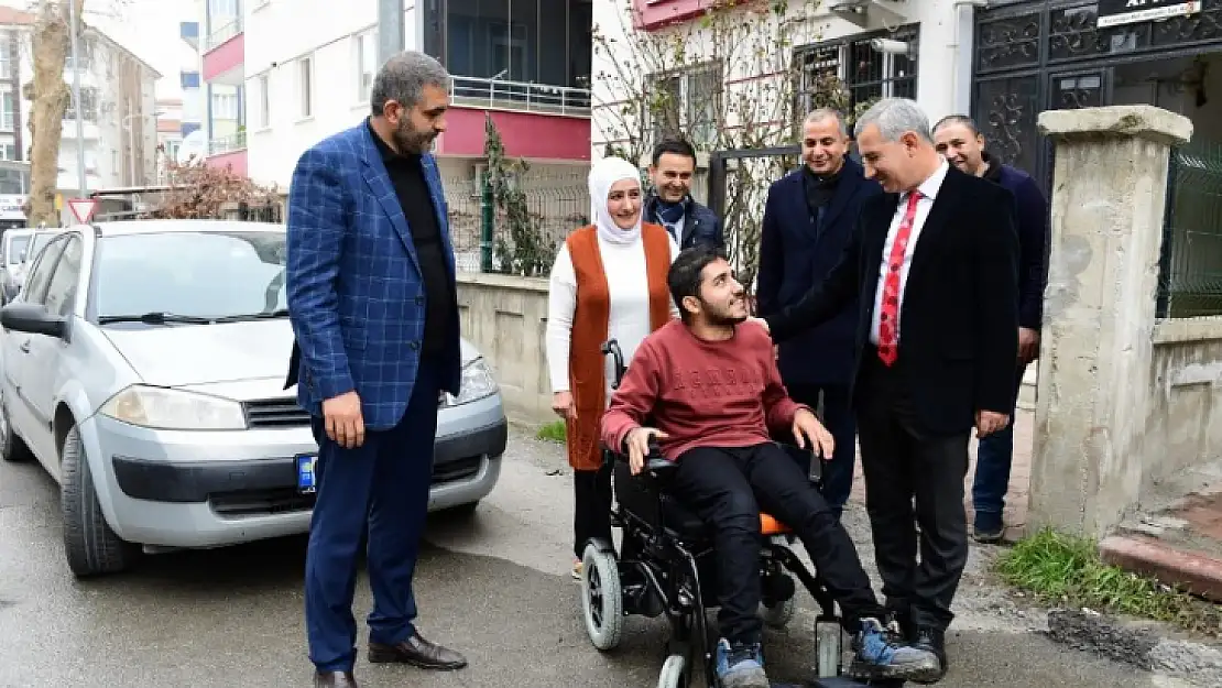 Başkan Çınar'dan Engelli Mehmet Kaçan'a Akülü Araç