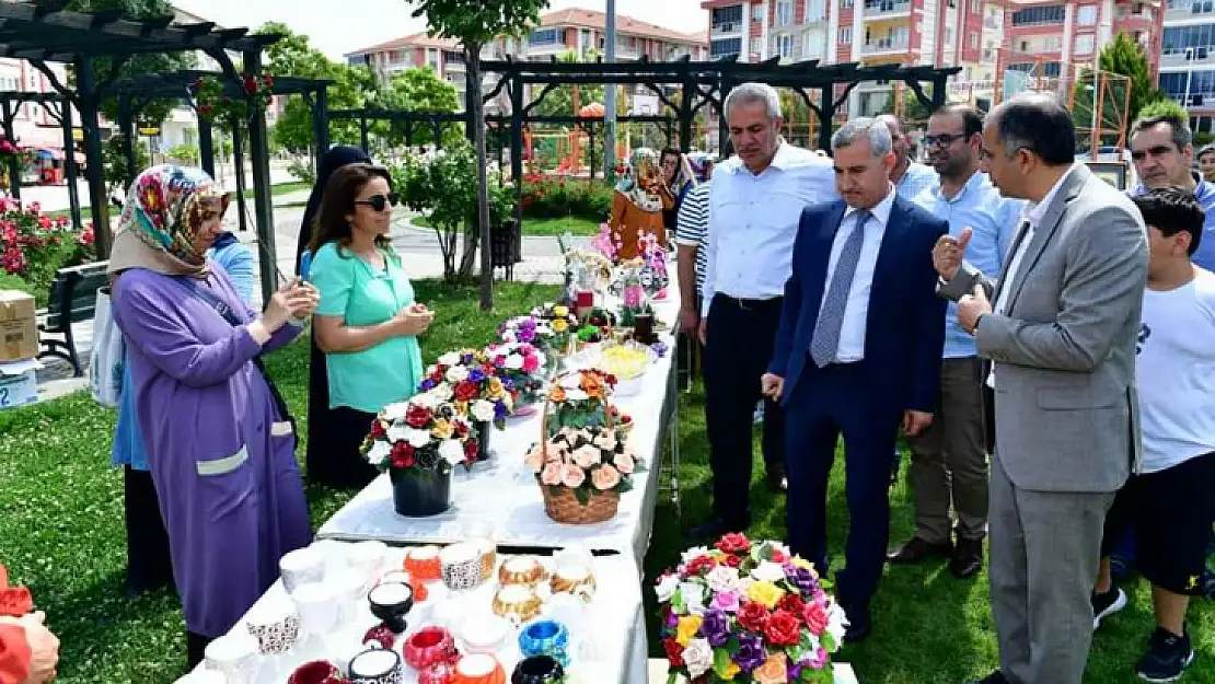 Başkan Çınar'dan Esma Biltaci Kült. ve Sanat Merk. Yılsonu Sergisine Ziyaret
