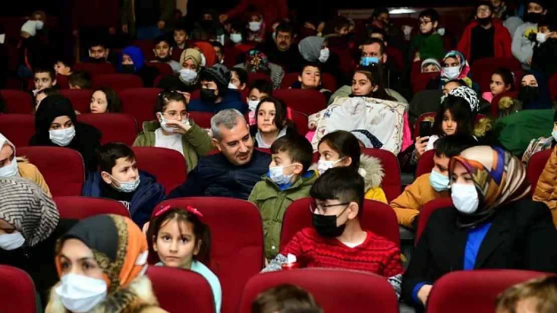 Başkan Çınar'dan Öğrencilere Karne Hediyesi