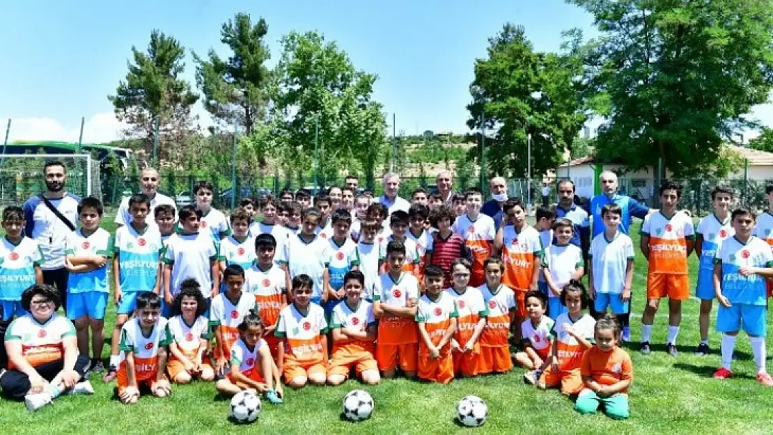 Başkan Çınar'dan Yeşilyurt Belediyespor Futbol Okuluna Ziyaret