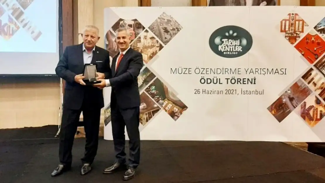 Başkan Çınar, Tarihi Kentler Birliğinden Kahve Konağı Ödülünü Aldı