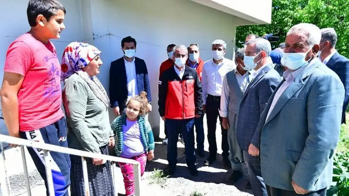 Başkan Çınar, Tohma'da İhtiyaç Sahiplerini Ziyaret Etti, Semt Sahasını İnceledi