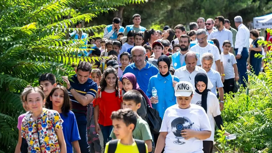 Başkan Er ve Yaz Okulu Öğrencileri Doğa Yürüyüşüne Katıldı