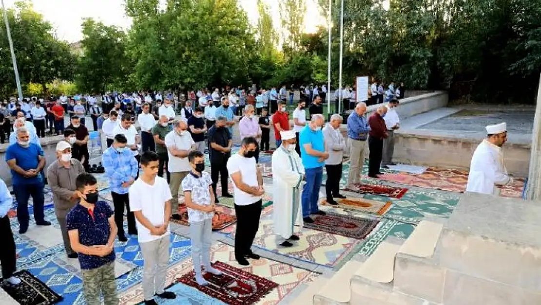 Başkan Güder, Bayram Namazını Battalgazililerle Birlikte Kıldı