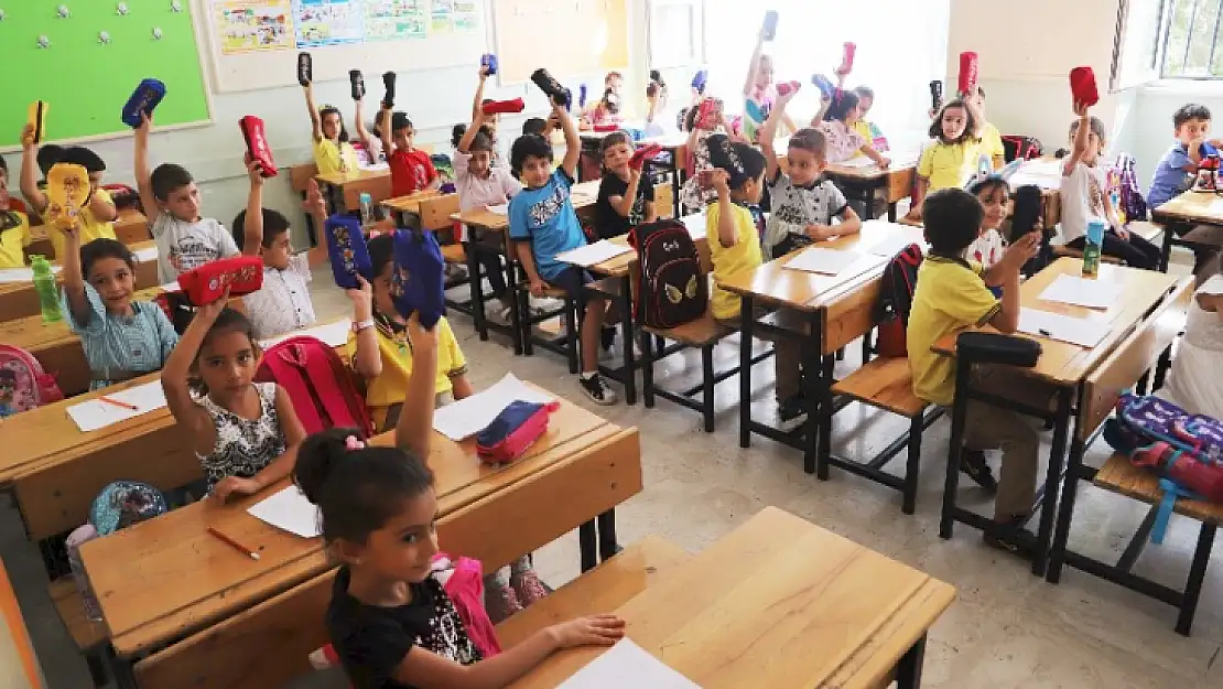 Başkan Güder'den Uyum Eğitimi Alan Minik Öğrencilere Kırtasiye Sürprizi