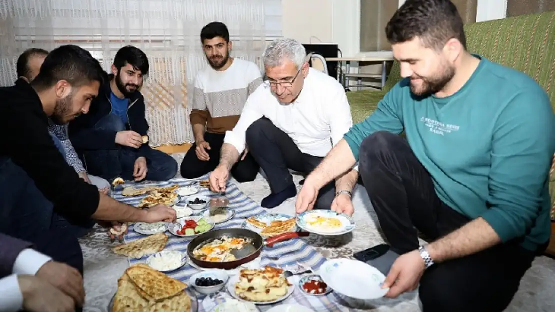 Başkan Güder, Sahurda Öğrenci Evine Misafir Oldu