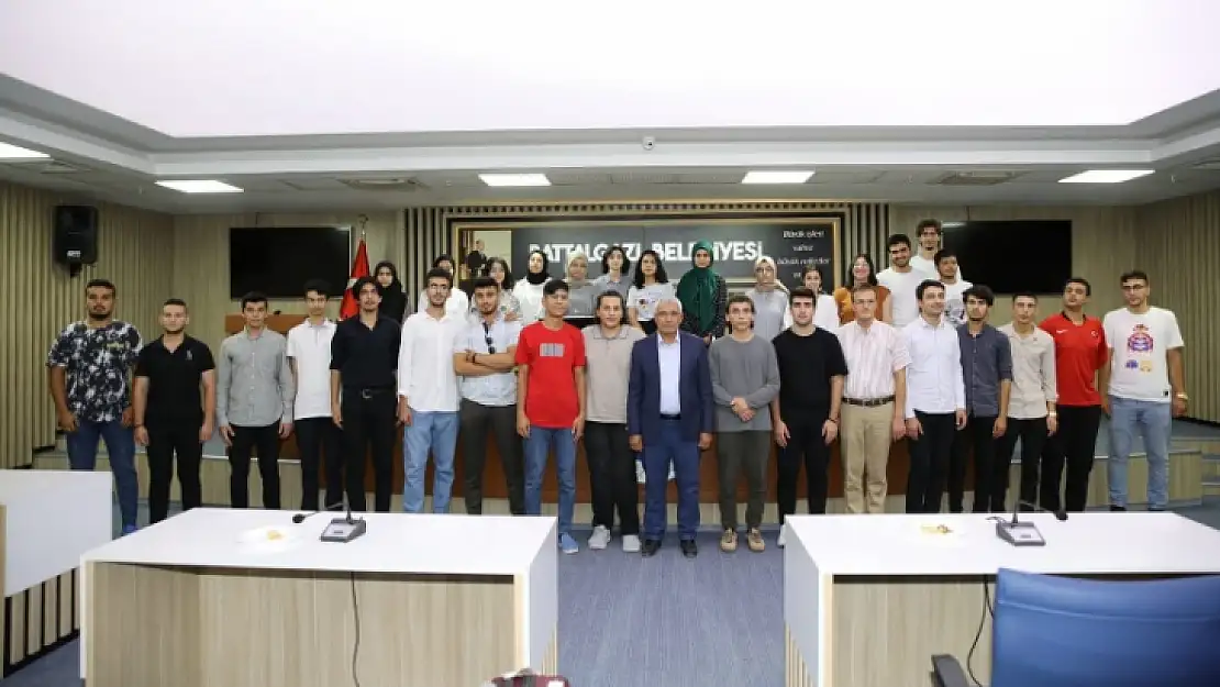 Başkan Güder, YKS'de Başarılı Öğrencileri Ödüllendirdi