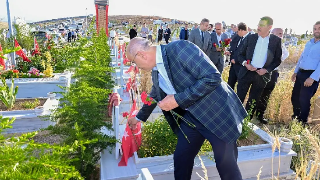 Başkan Sami Er Vatandaşlarla Bayramlaştı, Şehitliği Ziyaret Etti