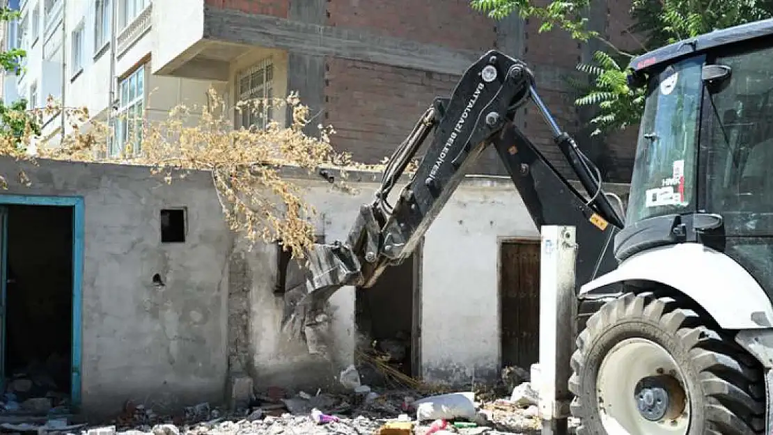 Battalgazi İlçesinde Metruk Yapıların Yıkımı Gerçekleştirildi