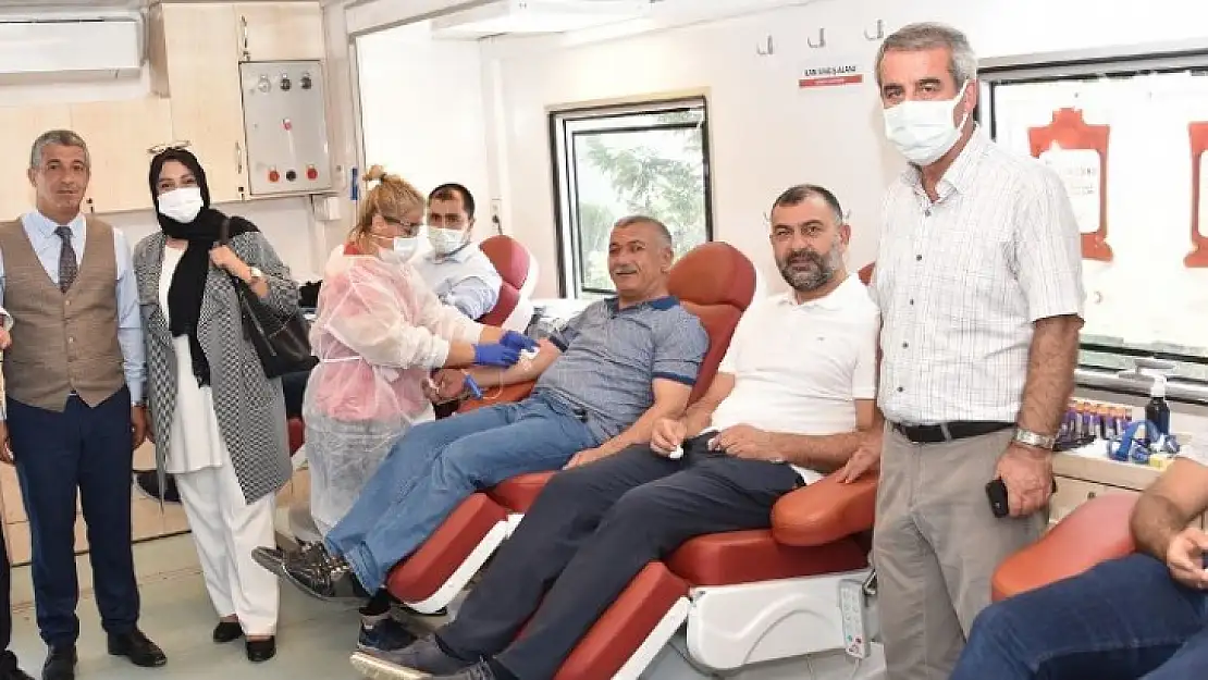 Büyükşehir Belediyesi'nden Kızılay'a Kan Bağışı