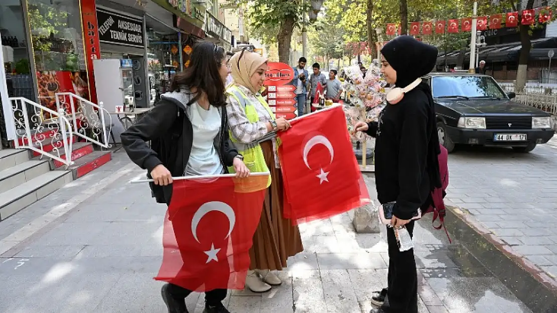 Büyükşehirden Cumhuriyetin 100. Yılında Özel 10 Bin Bayrak