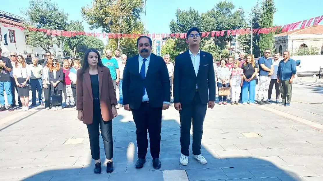 CHP Malatya İl Örgütünden Atatürk Anıtına Çelenk Sunumu