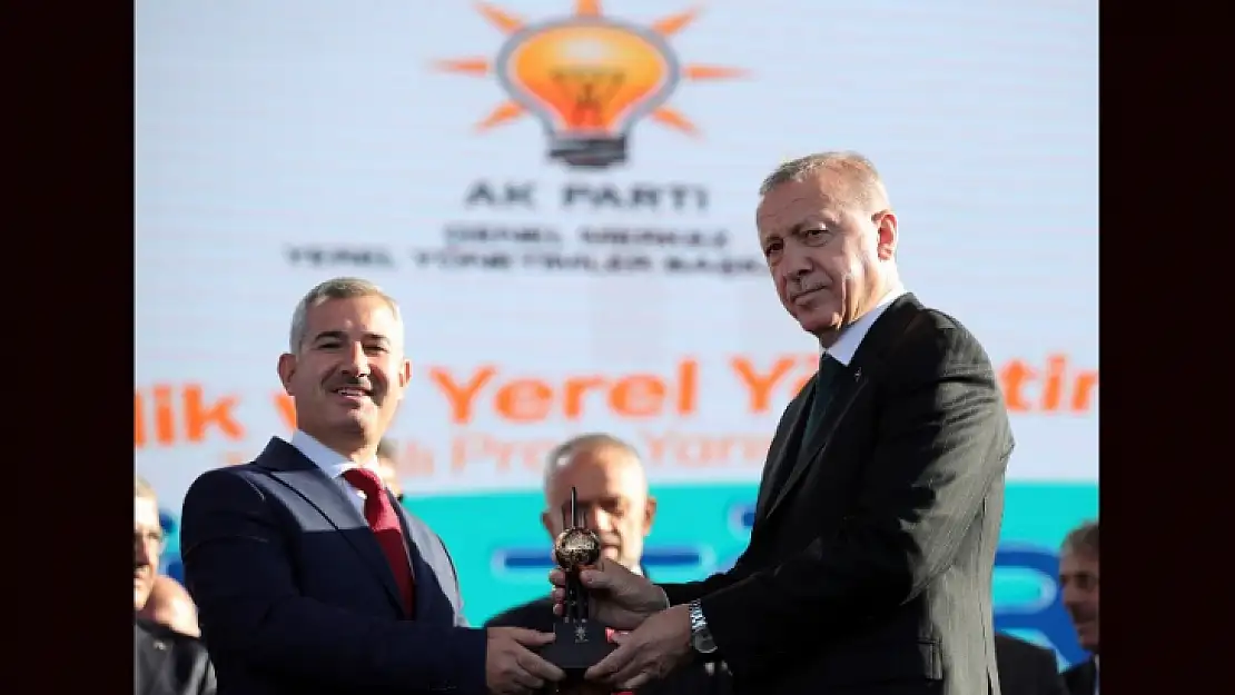 Cumhurbaşkanı Recep Tayyip Erdoğan'dan Başkan Mehmet Çınar'a Ödül