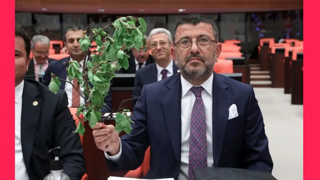 'Dalında Kayısı Dondu, Altında Çiftçi Dondu'