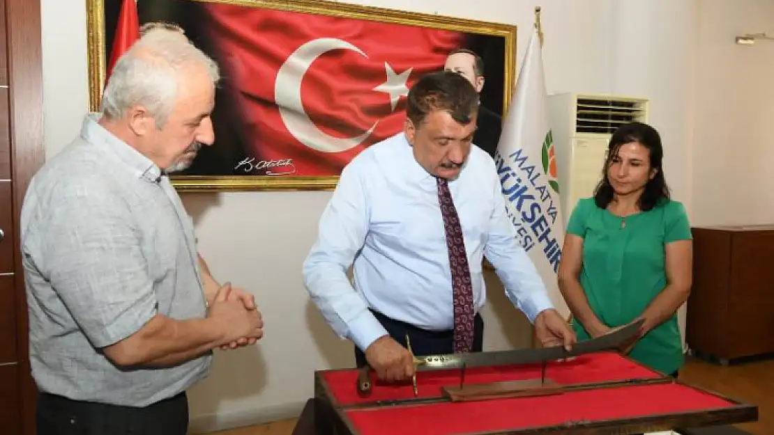 Damascus Ustası Bayyiğit'ten Başkan Gürkan'a Hediye