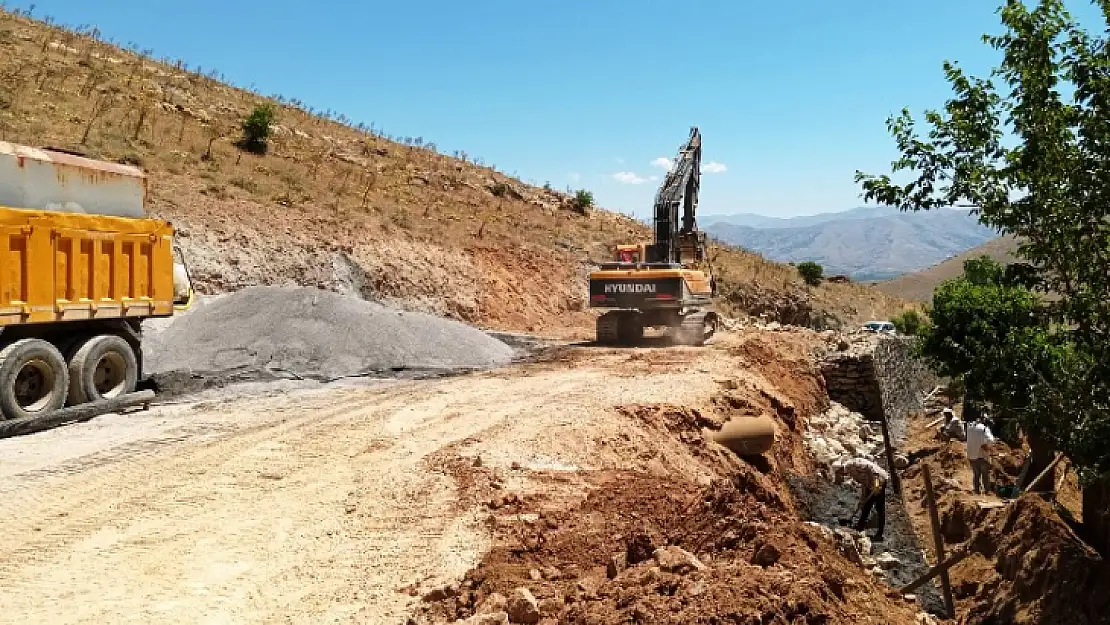 Deprem Sonrası Bozulan Yollar Yenileniyor