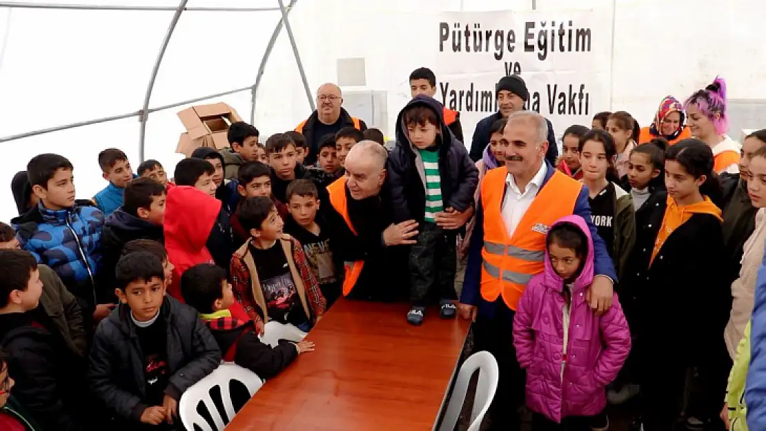 Depremzede çocukların bayram harçlıkları Pütürge-Doğanyol Eğitim Vakfı'ndan