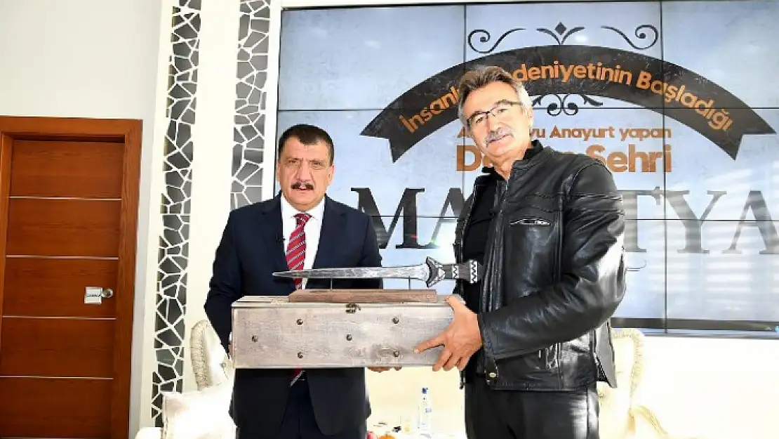 Devlet Eski Bakanı Tüzmen TV çekimleri için Malatya'da