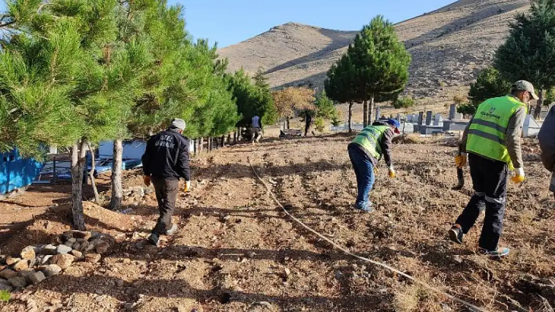 Doğanşehir Belediyesi 39 Mahallede Mezarlık Temizliği Yapıyor