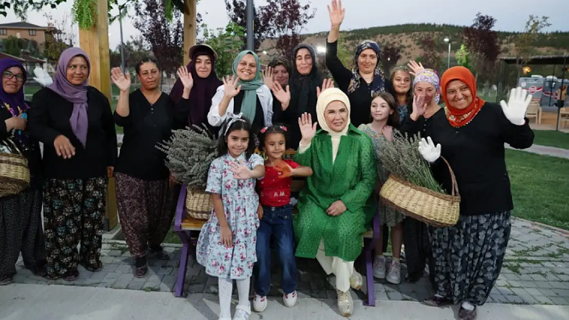 Emine Erdoğan Ekolojik Köy'ü Ziyaret Ederek Lavanta Hasadı Yaptı