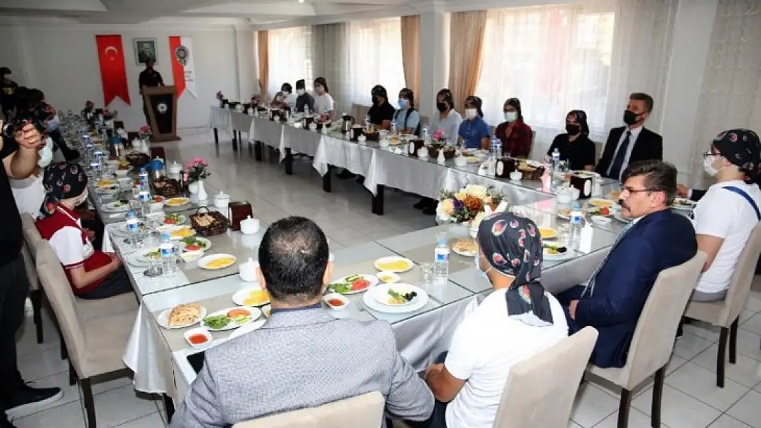 'Genç Adımlar Kampa-5' projesine Katılacak Gençler Kahvaltıda Buluştu