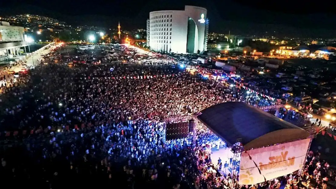 Gençler, Sınav Yorgunluğunu Canbay&Wolker Konserinde Attı
