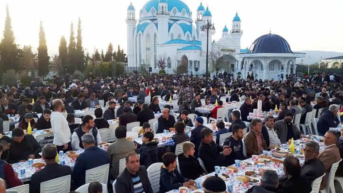 Gönül Dostları Şeyh Muhammed Kırçalı K.S. Türbesinde İftar Yemeğinde Buluştu