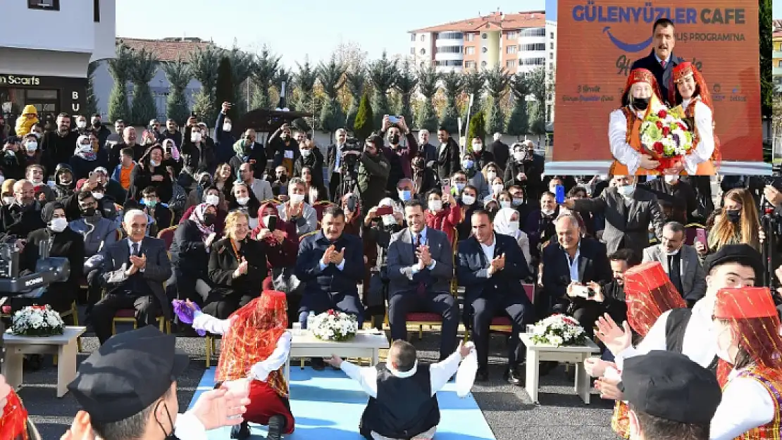 Gülen Yüzler Cafesi Hizmette