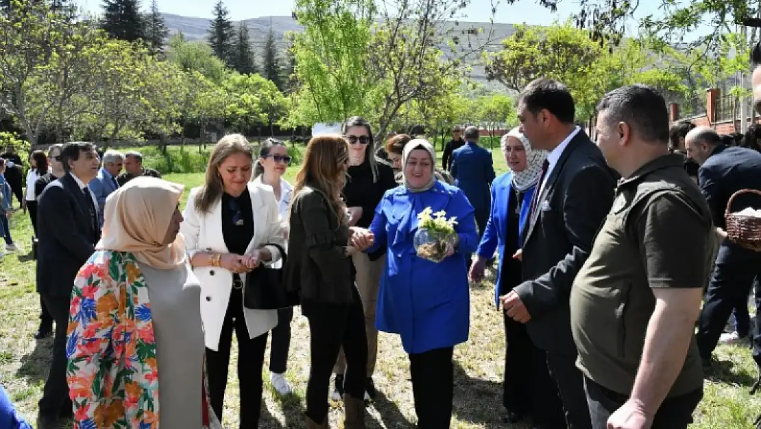 Hanımefendi Hanife Yazıcı Endemik Bitki Türü Dikim Etkinliğine Katıldı