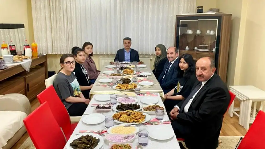 İftarda Çocuk  Evlerinde Kalan Kızların Misafiri Vali Baruş Oldu