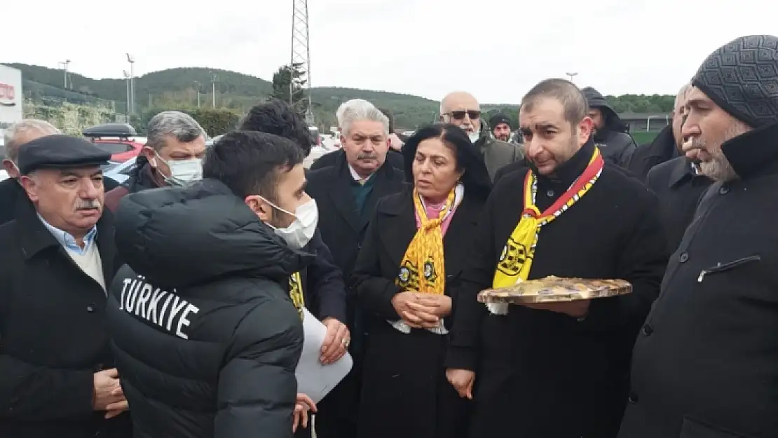 İstanbul'da Malatyalılar Yeni Malatyaspor'a yapılan haksızlığa karşı Kayısıyla protesto ettiler