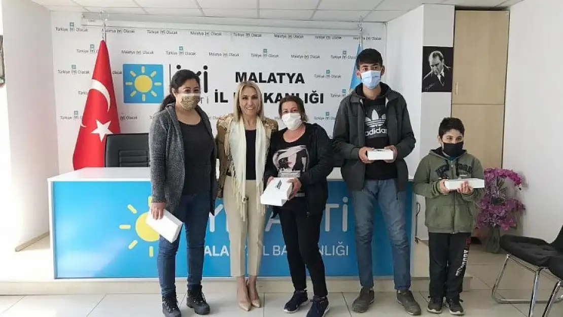 İYİ Parti Malatya Kadın Politikaları Başkanlığından Gençlere Hediye Tablet