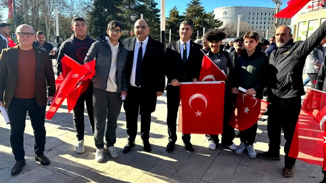İYİ Parti Türk Bayrağı ve Atatürk'ün Bursa Nutku'nu Dağıttı