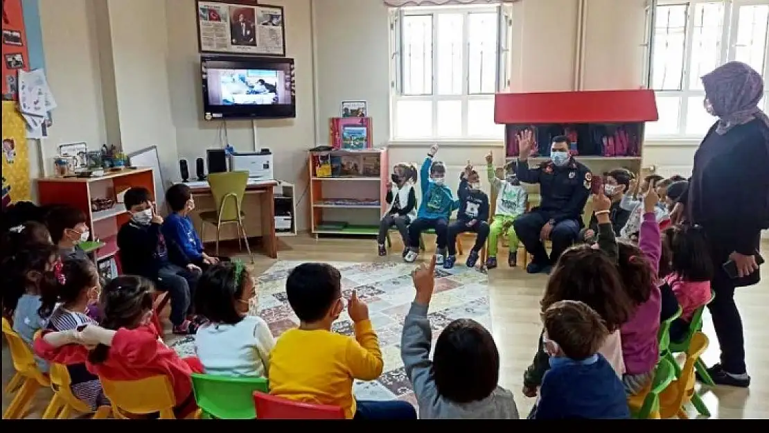 Jandarma'dan Öğrencilere Trafik Eğitim Semineri.