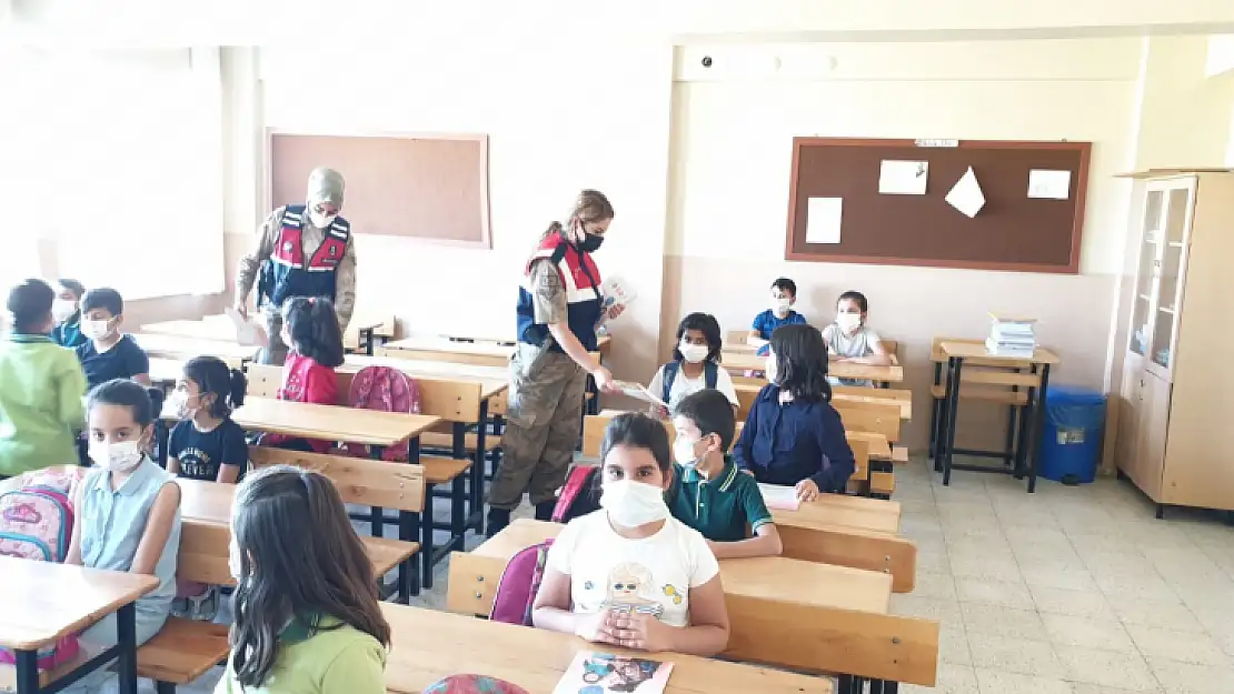 Jandarma tarafından çocuklara boyama kitabı