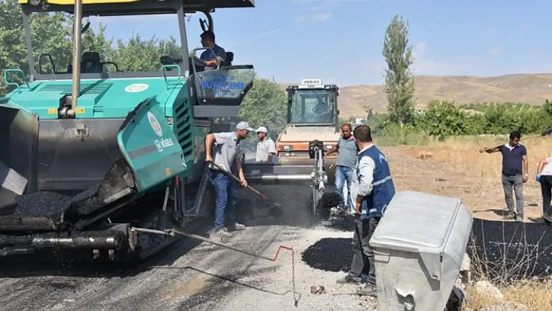 Kale İlçesi Kıyıcak Mahallesinin Yolları Asfaltlanıyor