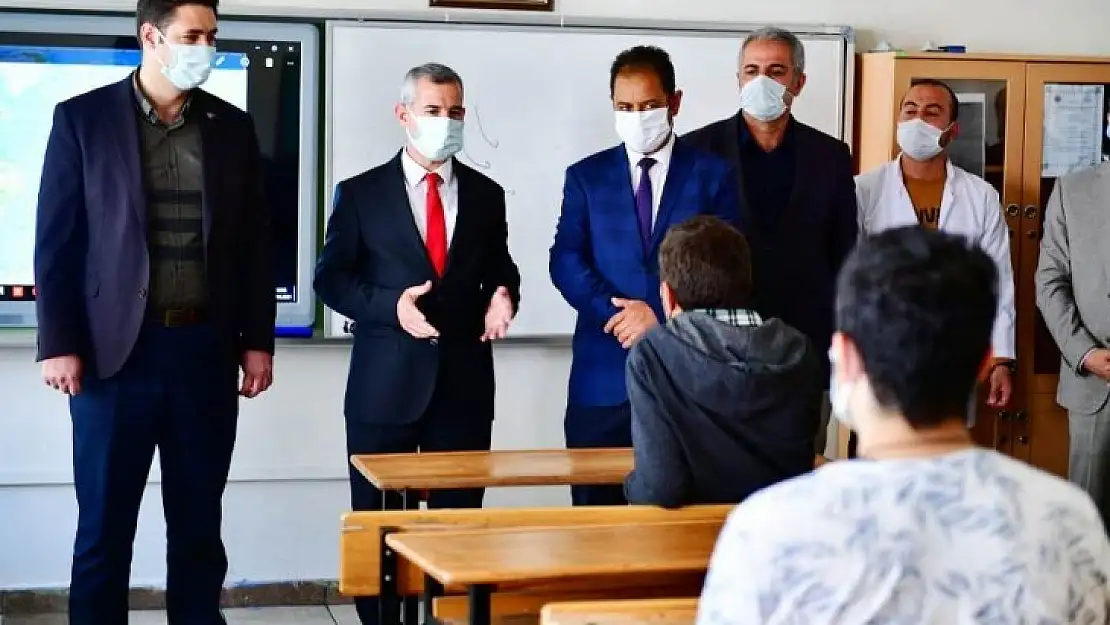Kaymakam Gülenç İle Başkan Çınar'dan Öğrencilere Deneme Seti Hediyesi