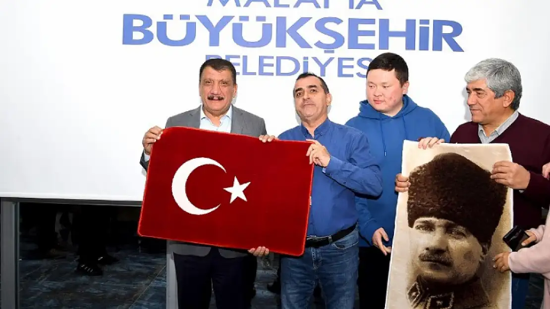 Kazakistan'lı öğrenci ve akademisyenlerden Başkan Gürkan'a Ziyaret