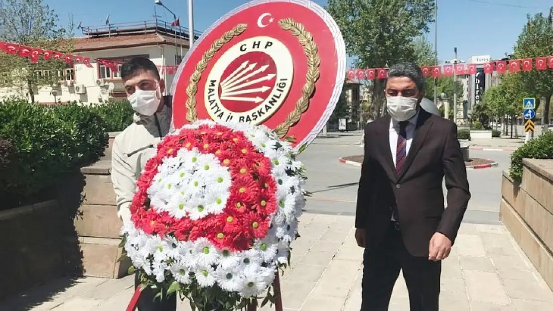 Kiraz, '5 Kişiyle Bile Çelengimizin Sunulmasına İzin Verilmediği İçin Tek Başıma Sunuyorum.'